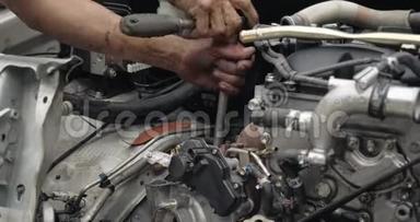 汽车修理工在汽车修理厂修理汽车发动机. 汽车服务，修理